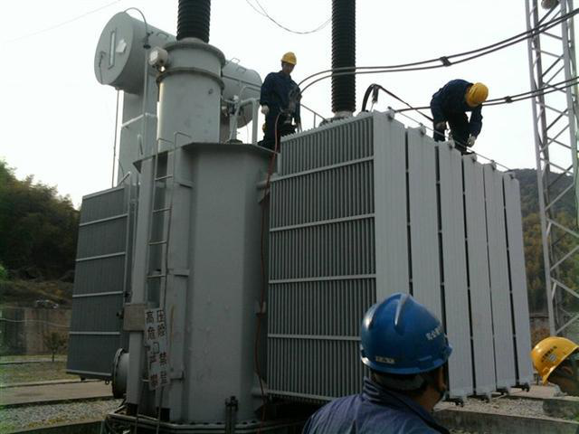 作業(yè)人員安全保護(hù)繩系在安全水平保護(hù)繩上，確保在變壓器本體上移動(dòng)始終不會(huì)失去保護(hù)。